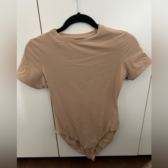 SKIMS Fits Everybody T-Shirt Bodysuit - Picture 5 of 8